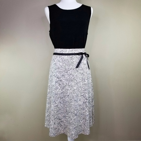 Apostrophe Dresses & Skirts - apostrophe flare skirt  Sz 6